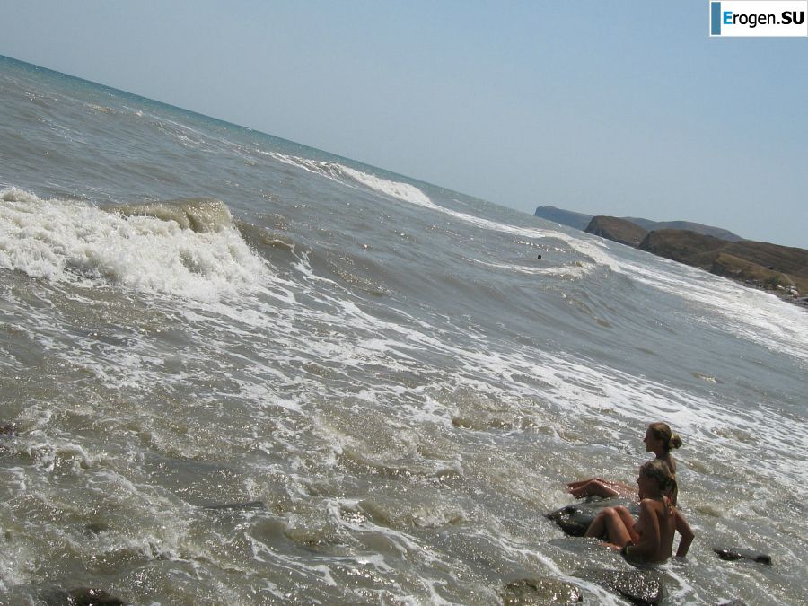 Девушка разделась в компании отдыхающих и показала отличную фигуру. Фото 55