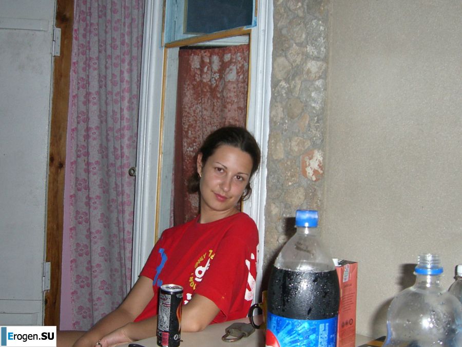 Девушка разделась в компании отдыхающих и показала отличную фигуру. Фото 8