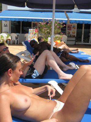 The girl undressed in the company of vacationers and showed an excellent figure. Thumb 1