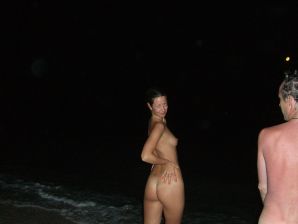 Девушка разделась в компании отдыхающих и показала отличную фигуру. Эскиз 22