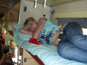 Девушка разделась в компании отдыхающих и показала отличную фигуру. Эскиз 24