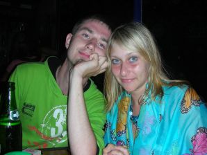 Девушка разделась в компании отдыхающих и показала отличную фигуру. Эскиз 25