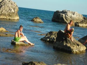 Девушка разделась в компании отдыхающих и показала отличную фигуру. Эскиз 29