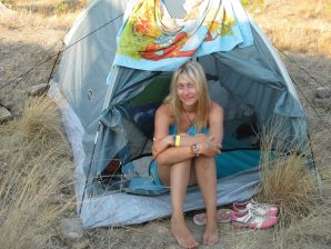 Девушка разделась в компании отдыхающих и показала отличную фигуру. Эскиз 32