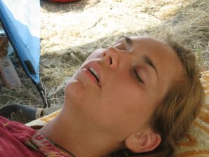 Девушка разделась в компании отдыхающих и показала отличную фигуру. Эскиз 44