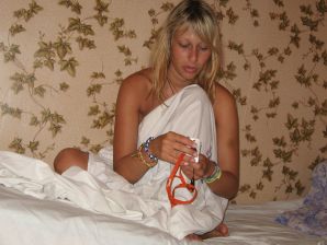 Девушка разделась в компании отдыхающих и показала отличную фигуру. Эскиз 45