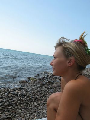 Девушка разделась в компании отдыхающих и показала отличную фигуру. Эскиз 48