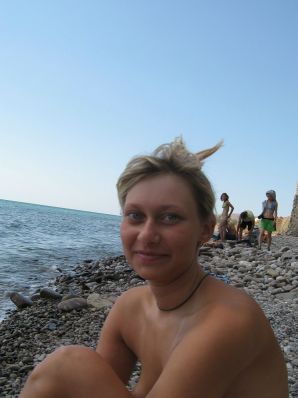 Девушка разделась в компании отдыхающих и показала отличную фигуру. Эскиз 49