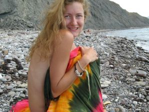 Девушка разделась в компании отдыхающих и показала отличную фигуру. Эскиз 50