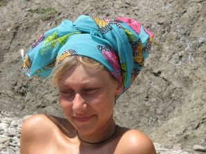 Девушка разделась в компании отдыхающих и показала отличную фигуру. Эскиз 51