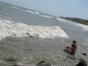 Девушка разделась в компании отдыхающих и показала отличную фигуру. Эскиз 53