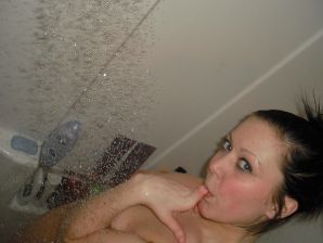 Очаровательная женщина позирует в колготках в сеточку на упругой попке. Эскиз 26