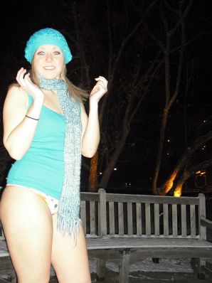 Очаровательная женщина позирует в колготках в сеточку на упругой попке. Эскиз 27