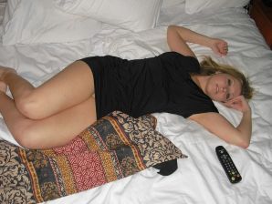 Очаровательная женщина позирует в колготках в сеточку на упругой попке. Эскиз 9