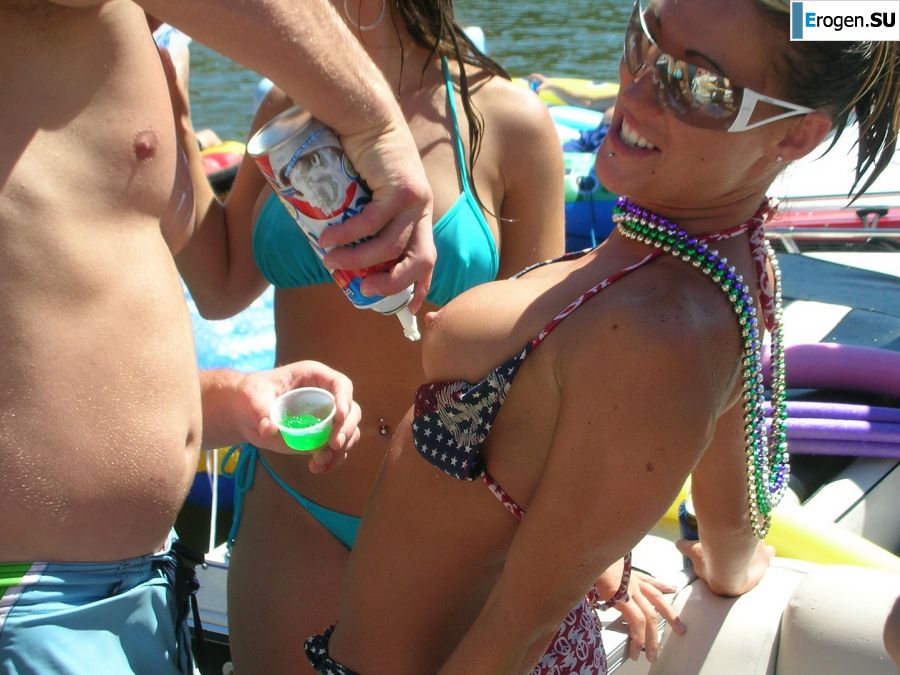 Симпатичная блондинка оголяется в туалете и раздвигает ноги в постели. Фото 38