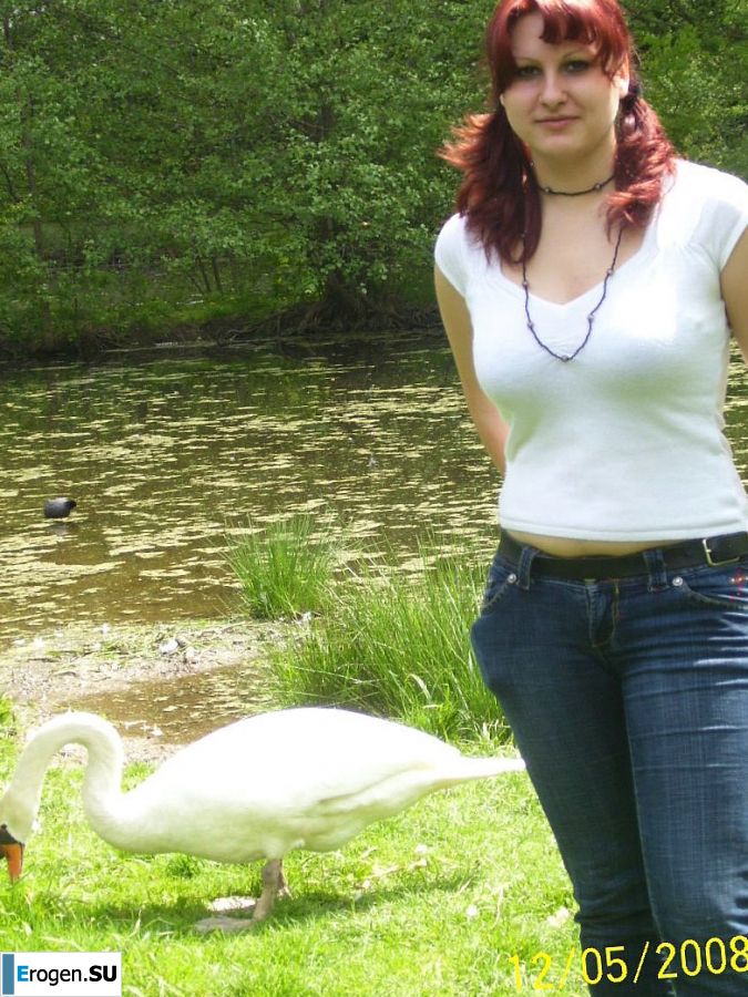 Country girl posing in white panties in front of a mirror. Photo 5