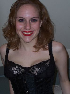 Хрупкую девушку в корсете привязали к кровати. Эскиз 8