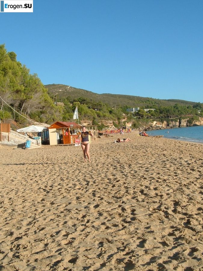 Женщина раздвигает ноги на кровати и в ванной. Часть 2. Фото 19