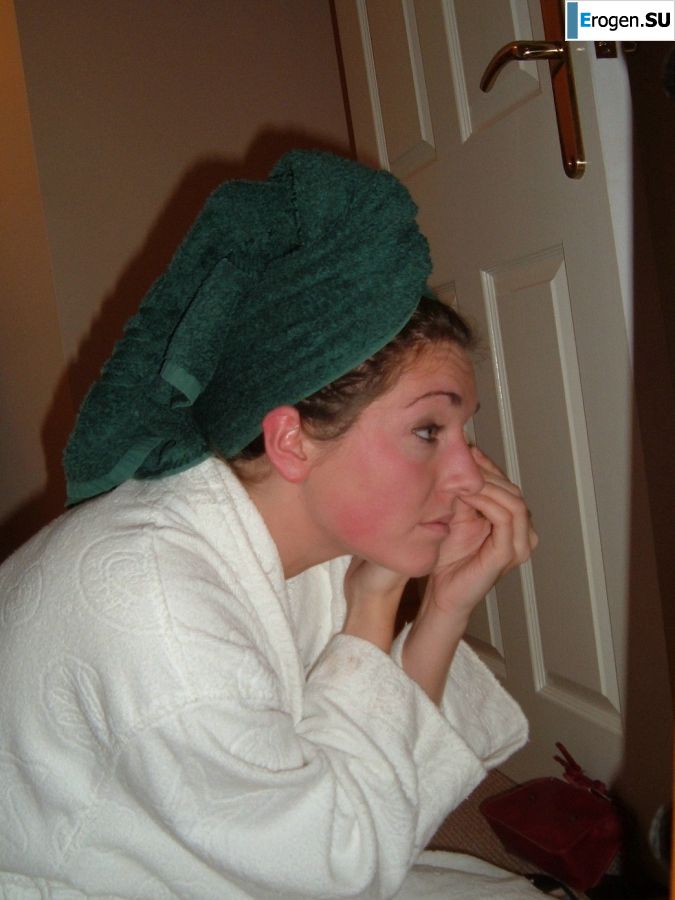 Женщина раздвигает ноги на кровати и в ванной. Часть 2. Фото 23