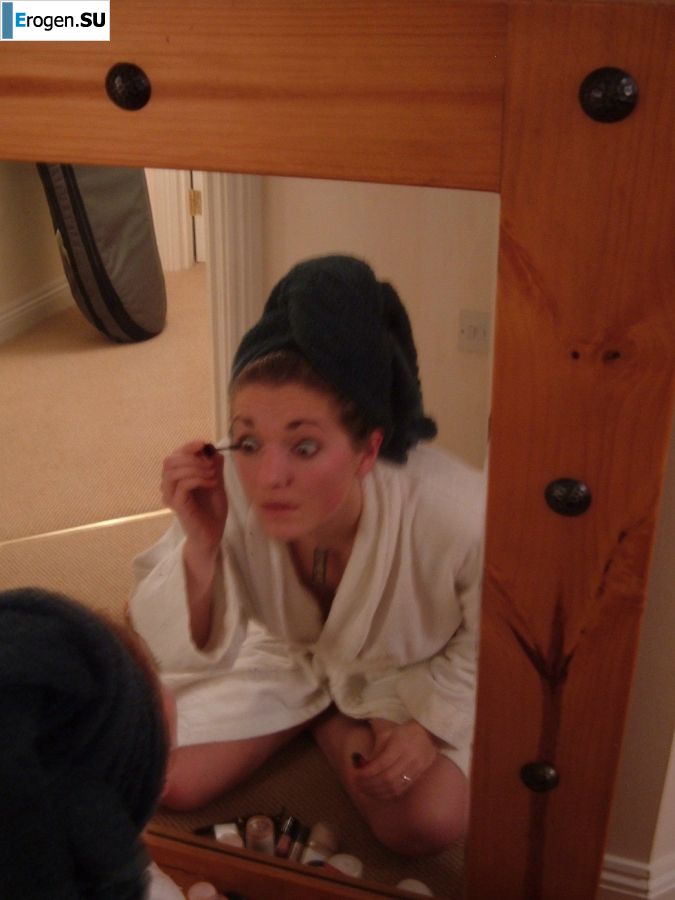 Женщина раздвигает ноги на кровати и в ванной. Часть 2. Фото 24