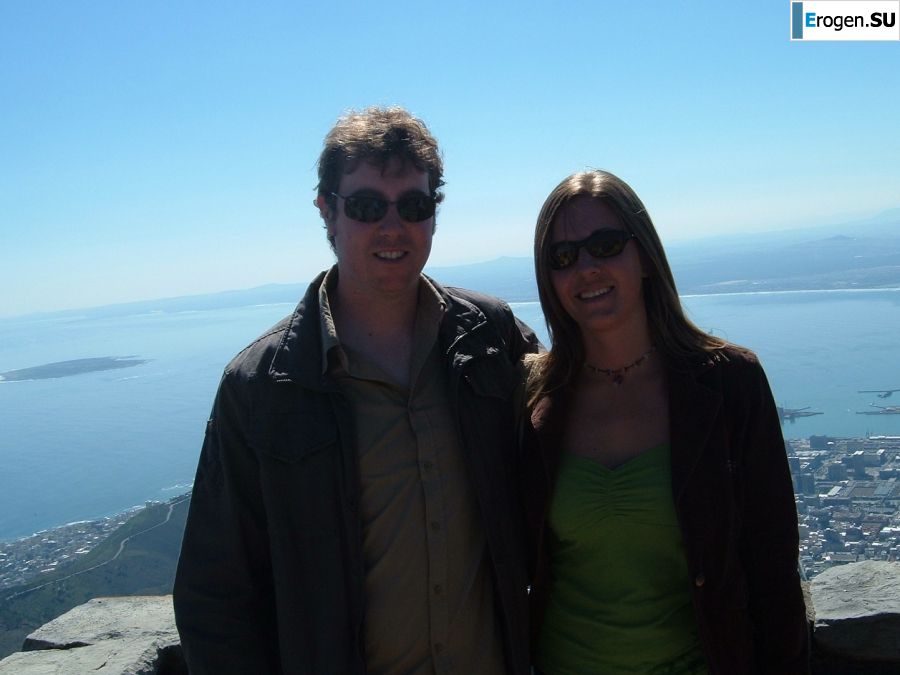 Женщина раздвигает ноги на кровати и в ванной. Часть 2. Фото 40