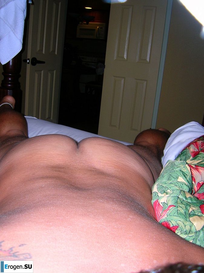 A guy licks his girlfriend's pussy on vacation. Photo 39