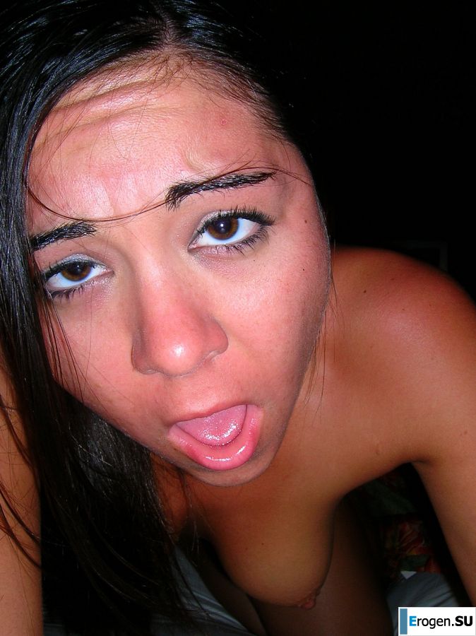 A guy licks his girlfriend's pussy on vacation. Photo 7