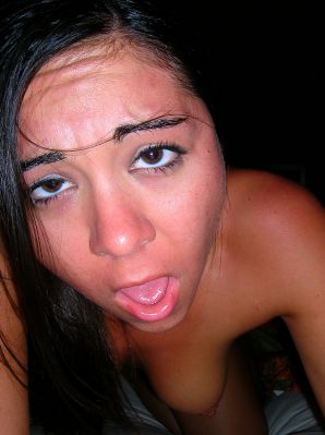 A guy licks his girlfriend's pussy on vacation. Thumb 7