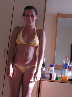 Спортивная студентка разделась на пляже и искупалась нагишом. Часть 2. Эскиз 10