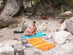 Спортивная студентка разделась на пляже и искупалась нагишом. Часть 2. Эскиз 13