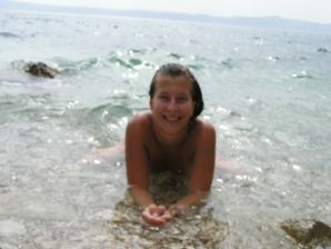 Спортивная студентка разделась на пляже и искупалась нагишом. Часть 2. Эскиз 23