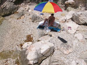 Спортивная студентка разделась на пляже и искупалась нагишом. Часть 2. Эскиз 30