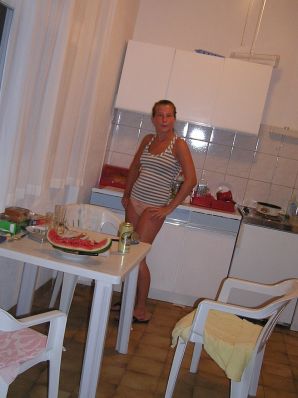 Спортивная студентка разделась на пляже и искупалась нагишом. Часть 2. Эскиз 36