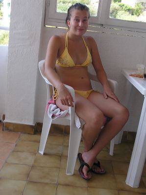 Спортивная студентка разделась на пляже и искупалась нагишом. Часть 2. Эскиз 5