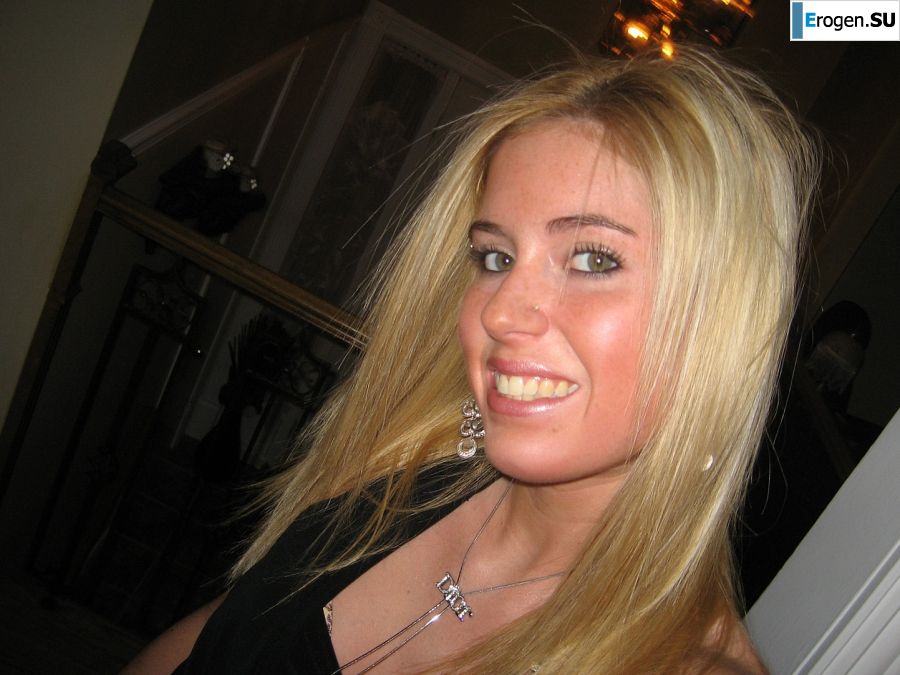 Chic blonde poses without a bra in the bathroom in front of the mirror. Photo 25