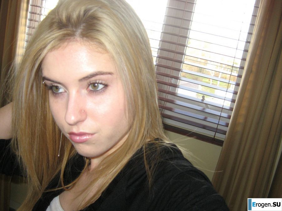 Chic blonde poses without a bra in the bathroom in front of the mirror. Photo 3