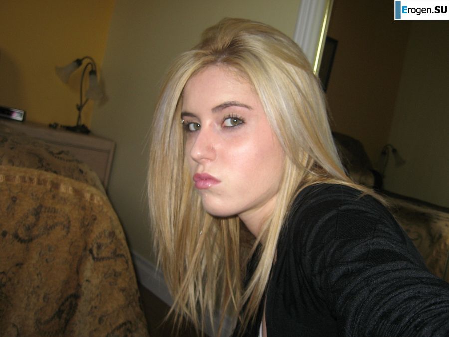 Chic blonde poses without a bra in the bathroom in front of the mirror. Photo 4