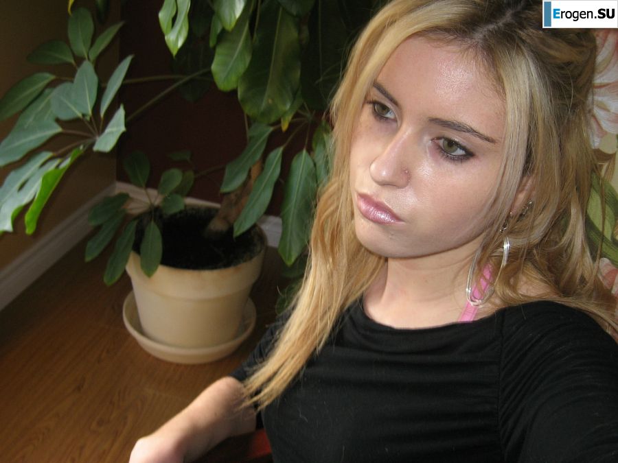 Chic blonde poses without a bra in the bathroom in front of the mirror. Photo 6