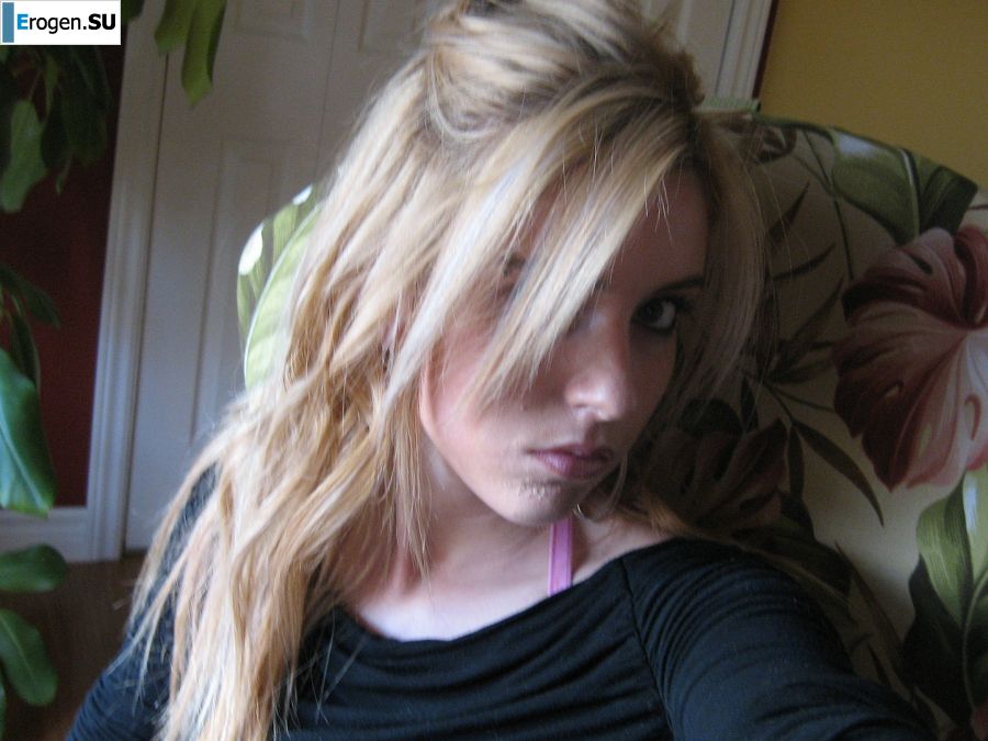 Chic blonde poses without a bra in the bathroom in front of the mirror. Photo 7