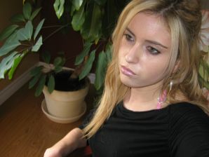 Chic blonde poses without a bra in the bathroom in front of the mirror. Thumb 6