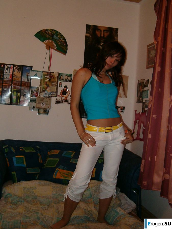 Симпатичная студентка почти разделась на камеру. Фото 14