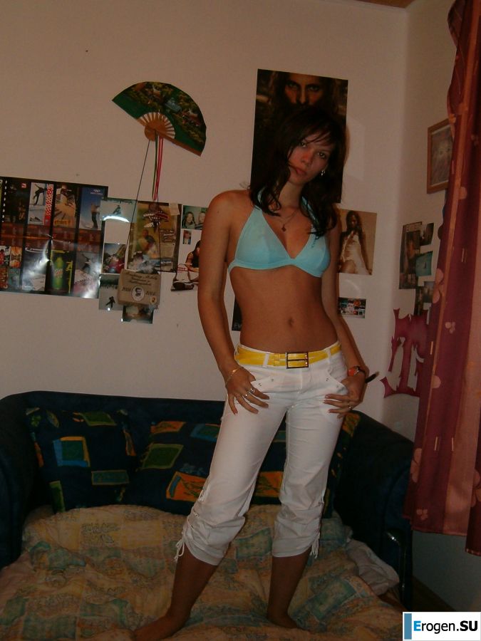 Симпатичная студентка почти разделась на камеру. Фото 15