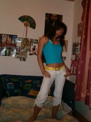 Симпатичная студентка почти разделась на камеру. Эскиз 14