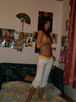 Симпатичная студентка почти разделась на камеру. Эскиз 20