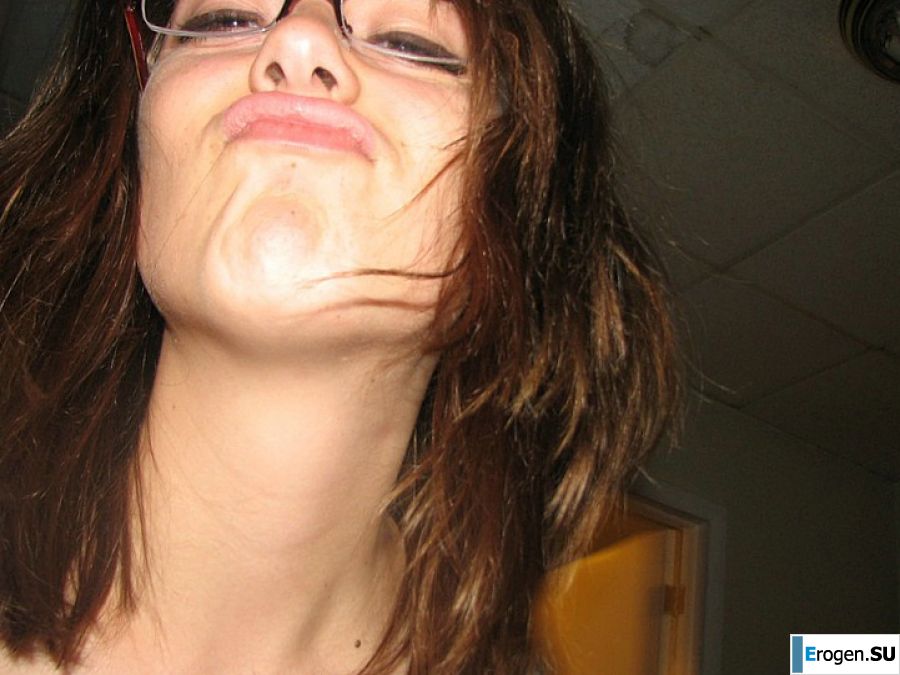 Девушка с большой грудью позирует в одежде, а потом раздевается. Фото 11