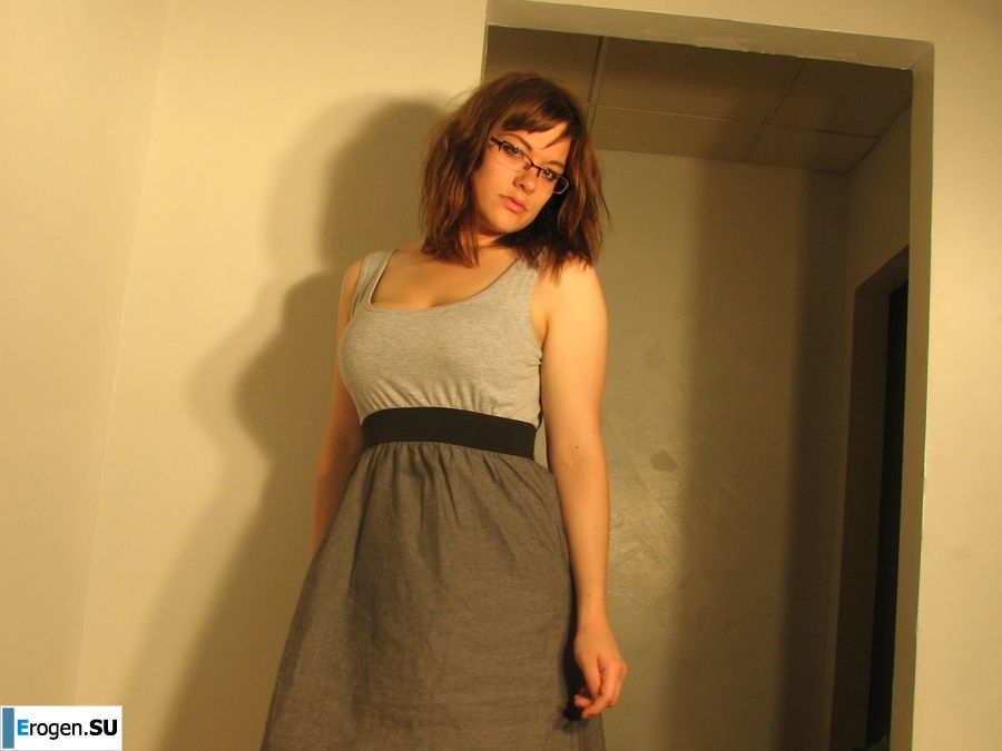 Девушка с большой грудью позирует в одежде, а потом раздевается. Фото 12