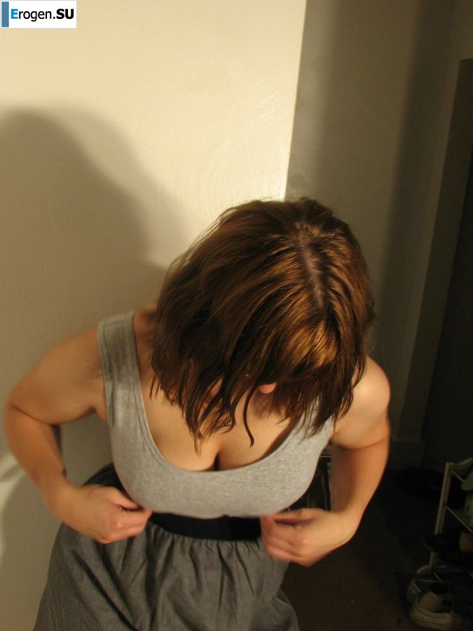 Девушка с большой грудью позирует в одежде, а потом раздевается. Фото 13