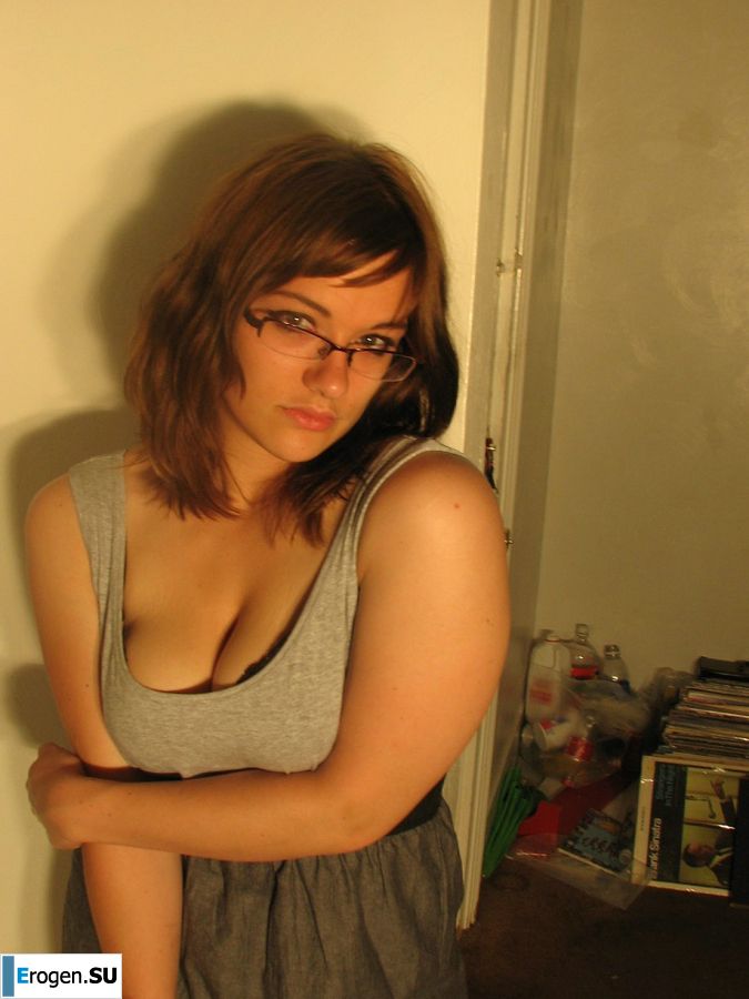 Девушка с большой грудью позирует в одежде, а потом раздевается. Фото 16