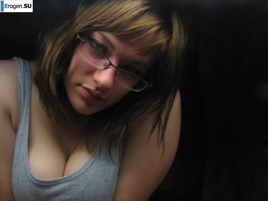 Девушка с большой грудью позирует в одежде, а потом раздевается. Фото 17