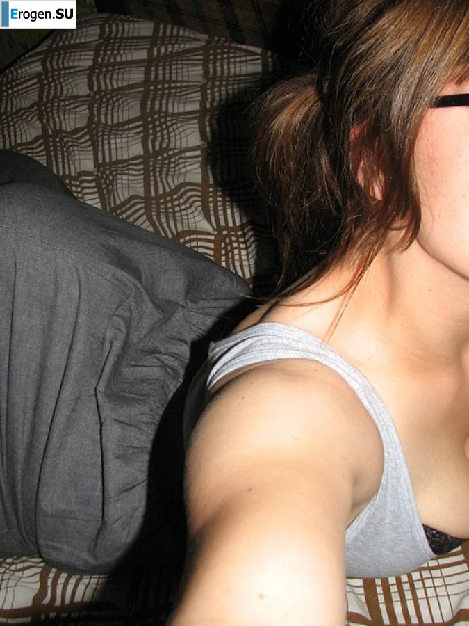 Девушка с большой грудью позирует в одежде, а потом раздевается. Фото 28